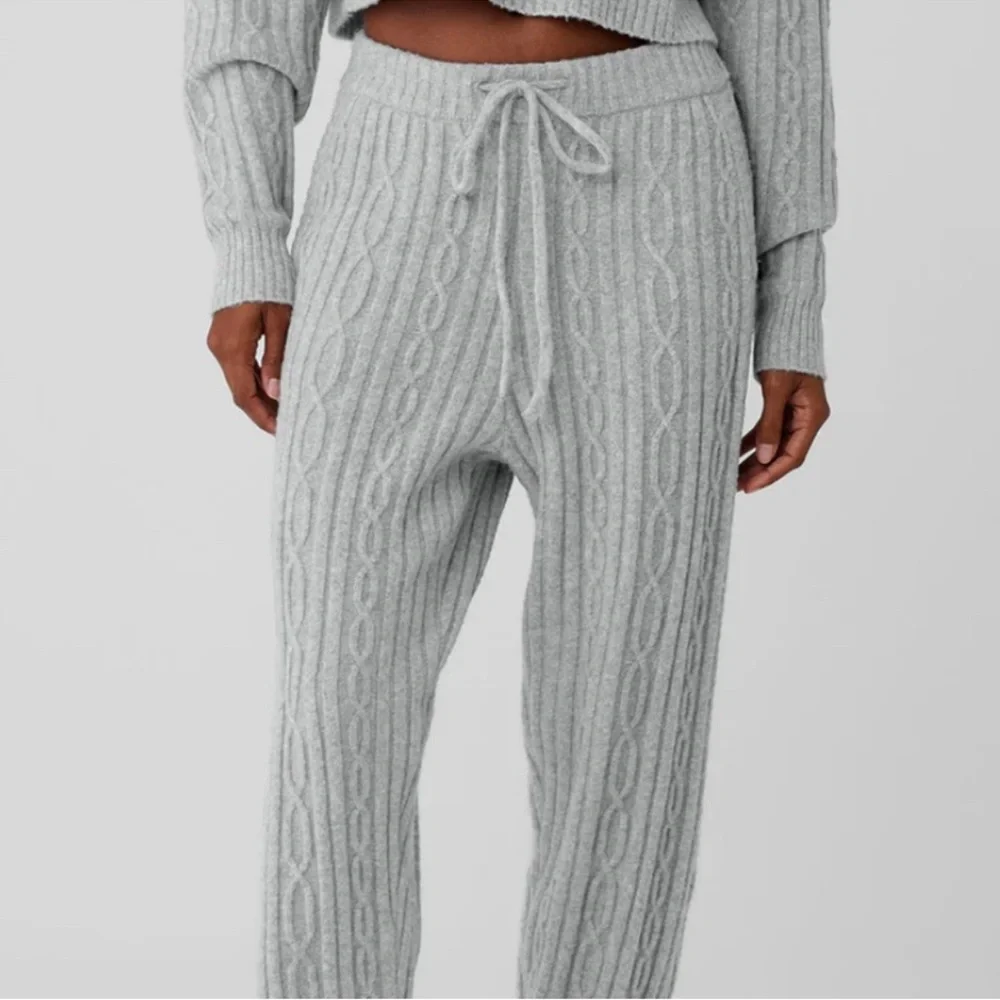 ALO Yoga Light Gray Cable Knit Jogger Pants- Reposh, too big 🥲